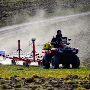 Mapping the subsurface: TOPSOIL conducts cost-effective mapping of data vital for climate protection. Photo: DFU Tractor towing a scientific device on a field.