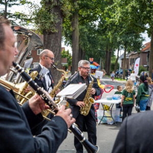 In For Care: Open Street day is like car-free street parties. Participating neighborhoods will be car-free that day, so there is a place to play and party on the street. Various neighborhoods organise a flea market in the morning. The City of Turnhout supports all participating neighborhoods with numerous activities to attract young and old and to stimulate intergenerational contacts. Musicians playing in a square in Turnhout on Open Street Day.