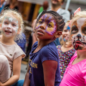 In For Care: Open Street day is like car-free street parties. Participating neighborhoods will be car-free that day, so there is a place to play and party on the street. Various neighborhoods organise a flea market in the morning. The City of Turnhout supports all participating neighborhoods with numerous activities to attract young and old and to stimulate intergenerational contacts. Children with face paintings at a festive gathering in the neighbourhood.