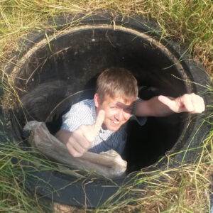 Partner in NuDeDrain, LWK Niedersachsen constructed a phosphor filtration systems in a tile drain near the Venner Bruchkanal. This should help to stop the giant algue bloom development (with a negative economic impact) at the nearby Dümmer Lake. On the picture we see Raimund Esch of LWKN in the entrance pipe to the filter. Raimund Esch of LWKN in the entrance pipe to a water drainage filter.