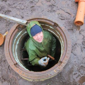 Partner in NuDeDrain, LWK Niedersachsen constructed a phosphor filtration systems in a tile drain near the Venner Bruchkanal. This should help to stop the giant algue bloom development (with a negative economic impact) at the nearby Dümmer Lake. On the picture we see Kristine Bolte of LWKN in the entrance pipe to the filter. Kristine Bolte of LWKN in the entrance pipe to a nutrient removal filter.