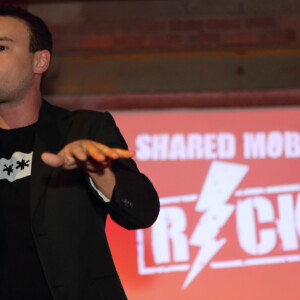 SHARE-North: Shared Mobility Rocks is an unconventional symposium about shared mobility with a rocking atmosphere, which you can see reflected in this picture. Even the vice world champion in beatboxing attended the symposium! Singer performing at a Shared Mobility Rocks concert.