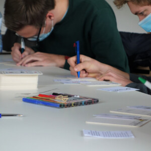 Within the SHARE-North project, the Mobipub game was developed. It is a fun and insightful game to learn more about mobihubs, their potential and the possible barriers to install them. This photo gives just a small impression of Belgian students visiting the Mobipub! Young people wearing face masks and enjoying the Mobipub game about shared mobility.