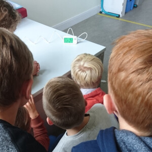 2IMPREZS: During the 2020-2021 school year, schools were highly attentive to their classrooms’ air quality due to the Covid-19 pandemic; they required proper ventilation whilst maintaining a comfortable temperature, opening windows only when necessary (>800 ppm CO2). In the picture, 2IMPREZS pupils are measuring CO2 levels at 'Campus Kajee' primary school in Schoten, Belgium. Students looking at