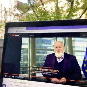Frans Timmermans, Executive Vice President of the European Commission, addressed the 2IMPREZS pupils during the Transnational 2IMPREZS Online Event this May. Approximately 700 pupils and 50+ teachers/stakeholders across the North Sea Region attended the digital, interactive programme centred on energy saving and sustainability in and by 2IMPREZS schools. Executive Vice President of the European Commission Frans Timmerman next to an EU flag on a laptop screen
