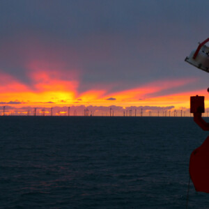 North Sea Wrecks: Where are the wrecks and ammunition in the North Sea? What dangers do they pose to people and the environment? What is the story behind them? We want to answer these questions. Sampling helps us to do this. Photo: Cornelia Riml Sunset over the sea with a crane.