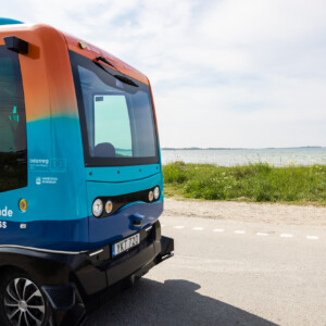 PAV is working to help cities develop sustainable spatial planning strategies that incorporate autonomous vehicles for sustainable future mobility. A blue and orange autonomous bus on the road